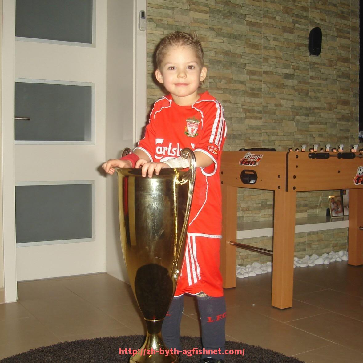 AG捕鱼王官网-英超赛场中球员因意外瓜掉装备的趣味集锦